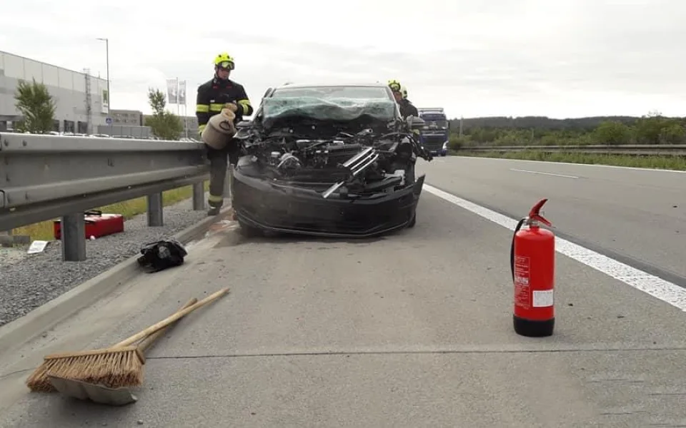 Další řidič havaroval na dálnici D5 v důsledku mikrospánku, při nehodě osobáku se zranili dva muži