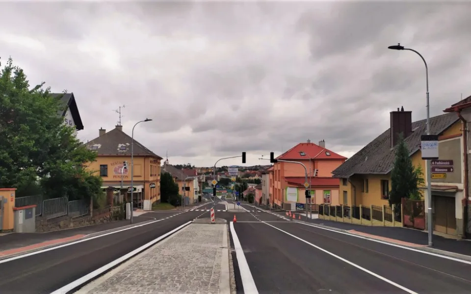 Mnozí motoristé se obávají nových semaforů, které jsou na křižovatce ve strmém stoupání