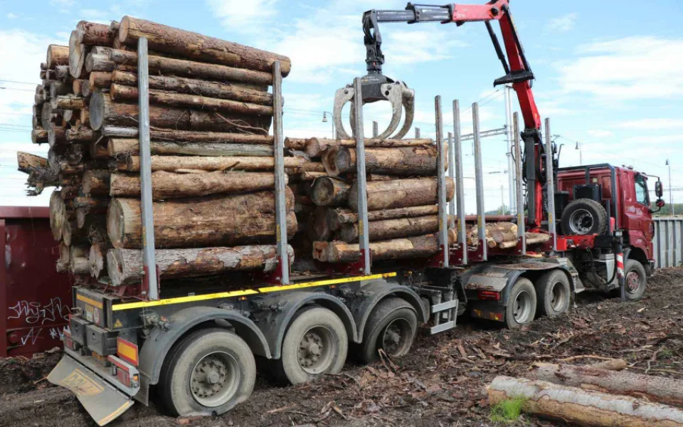 Řidič nakladače zavadil hydraulickou rukou o trakční vedení, po elektrickém výboji mu explodovaly pneumatiky