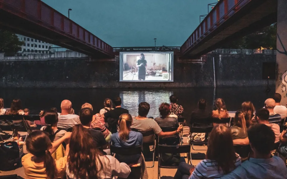 Filmový festival Finále Plzeň připravil letní promítání na netradičních místech, kino na náplavce bude zdarma