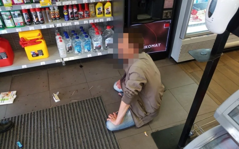 Agresivní a opilý cizinec vnikl do obchodu čerpací stanice, napadal tam zaměstnance a rozhazoval zboží
