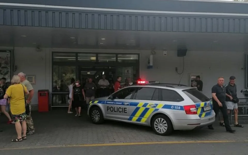 Pachatel hrozil nákupnímu centru v Klatovech uložením výbušného systému, policisté ho do hodiny vypátrali a zadrželi