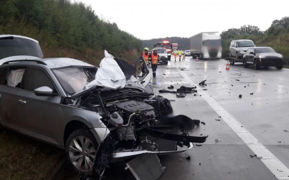 Superb vylétl z dálnice a zapíchl se do svahu, škoda na autě jde do milionu