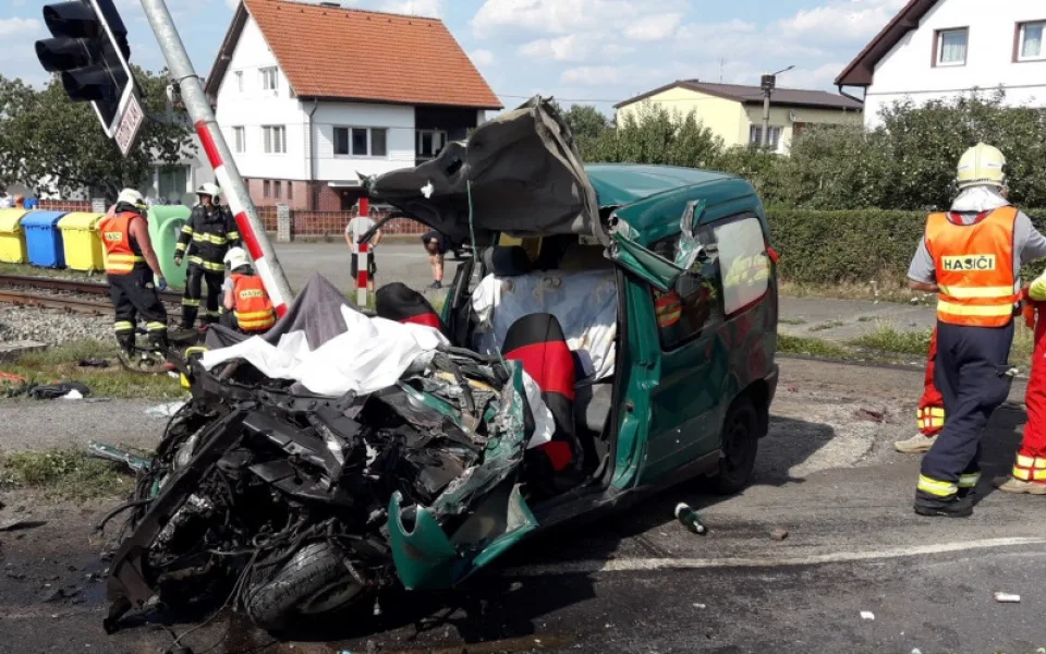 Při střetu vlaku s osobákem, zahynula na železničním přejezdu spolujezdkyně, další lidé utrpěli zranění