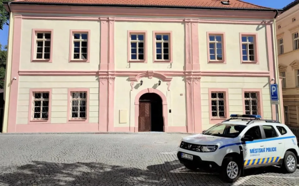 Nová služebna městské policie zároveň slouží jako nabíjecí stanice pro elektrokola, úschovna kol i veřejné WC