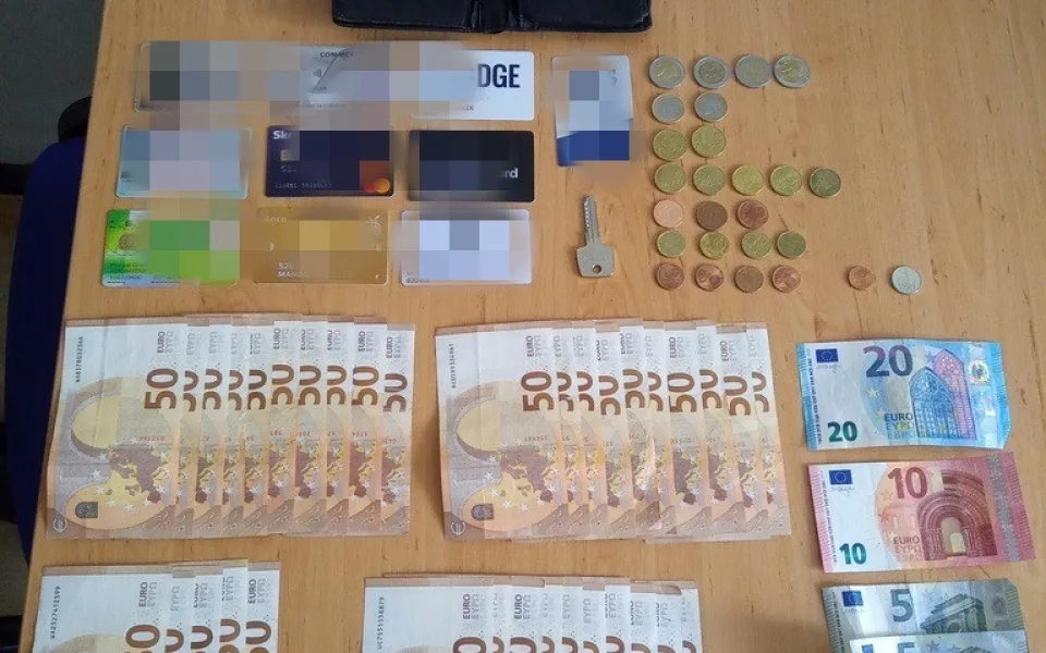 U fakultní nemocnice se povalovala peněženka s více než 1800 euro, poctivý nálezce ji odevzdal policii