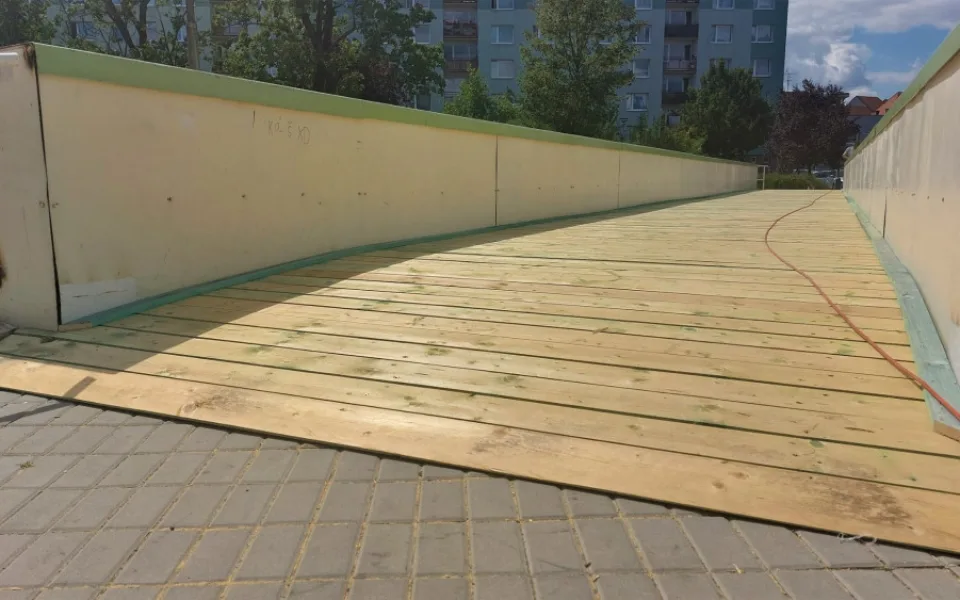 Dlouhé měsíce uzavřená lávka Na Pátku se dočkala provizorní opravy. Ideální to není, připouští radní