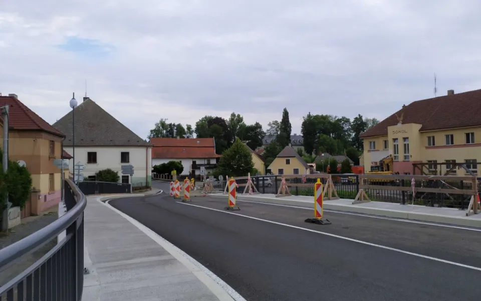 Zbrusu nový most přes řeku Bradavu mají ve Spáleném Poříčí, už po něm mohou jezdit i automobily