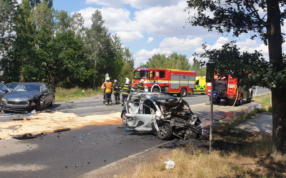 Po střetu čtyř osobáků začal jeden z nich hořet, sanitky převezly do nemocnice pět zraněných