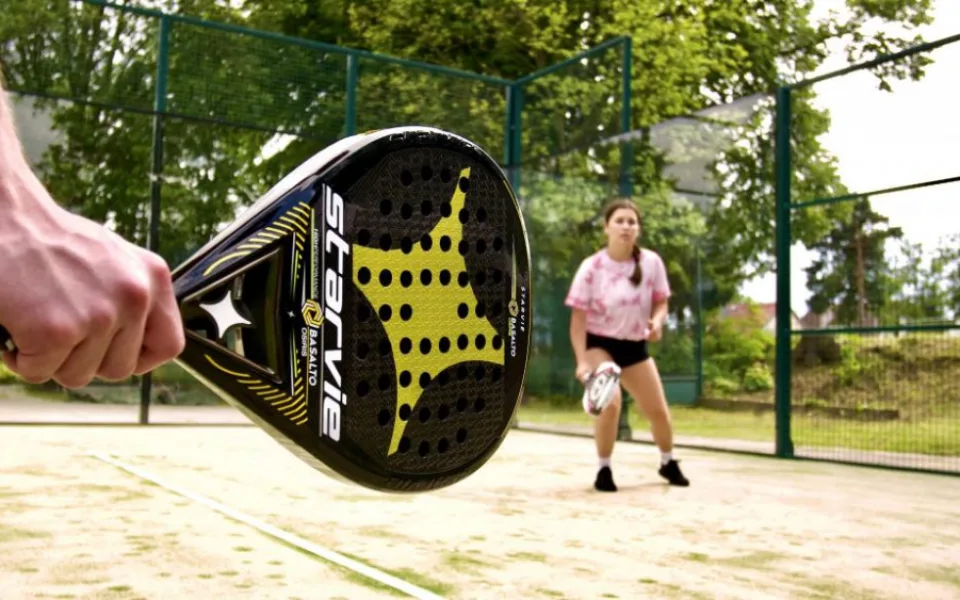 Padel si na západě Čech zahrajete jen v Klatovech, kde vyrostl nový unikátní kurt