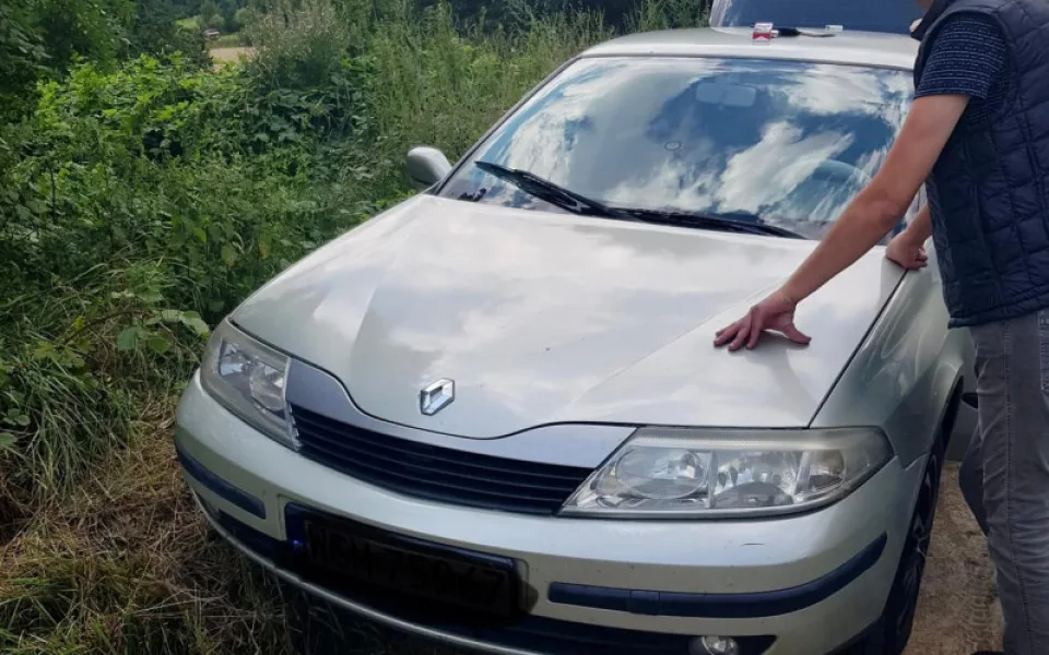 Policie během půl hodiny bleskově dopadla dva zloděje, předli ženu v autě a ukradli ji 100 tisíc korun