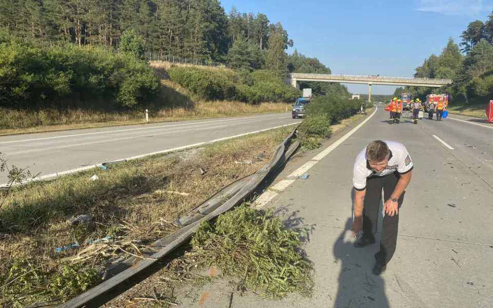Kamion přeletěl přes svodidla do protisměru, kde zmasakroval rodinu v osobním automobilu