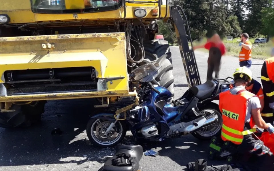 Motorkář se na křižovatce zasekl pod kombajn, který mu nedal přednost. Jezdec utrpěl těžká zranění