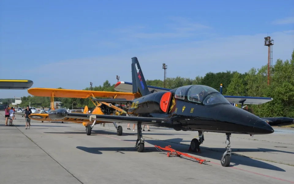 FOTO: Piloti protestovali proti rušení letiště, vyskládali na dráhu desítky letadel
