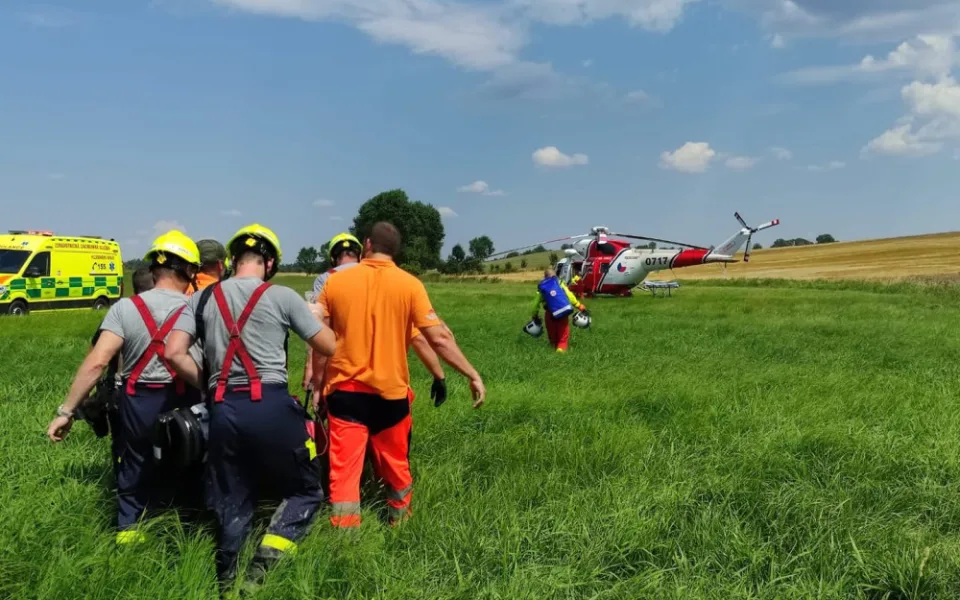 Transport zraněného parašutisty k vrtulníku letecké záchranné služby