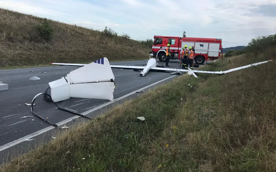 Policie hledá všechny svědky tragické nehody, při níž se větroň zřítil přímo na projíždějící automobil