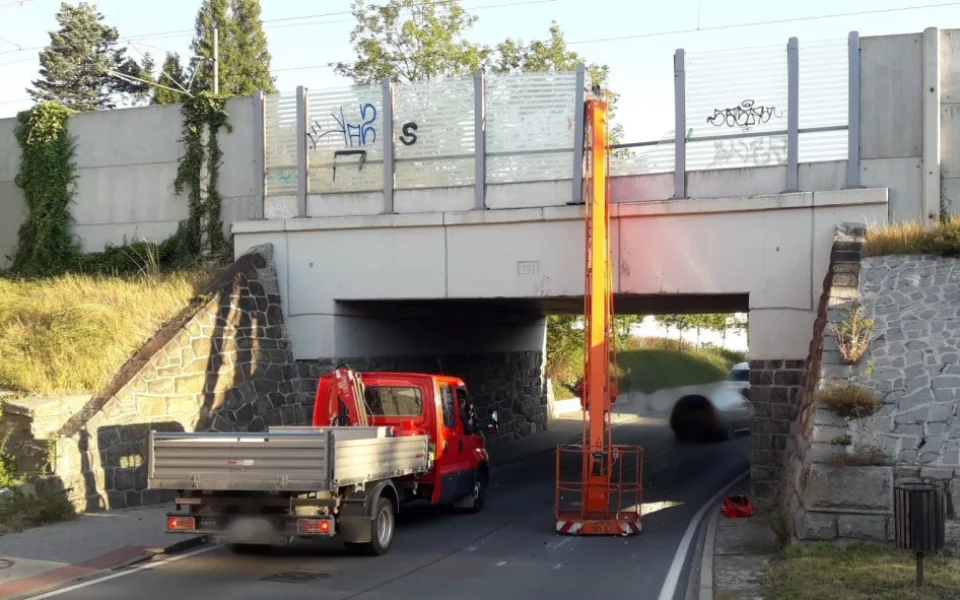 Řidič se s autem nevešel pod viadukt a o mostní konstrukci si utrhl rameno plošiny. Poškodil i protihlukovou stěnu