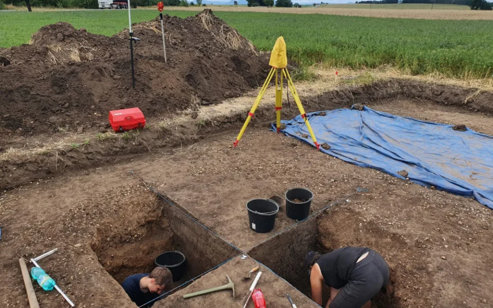 Plzeňští archeologové učinili nečekaný objev, pod Řípem našli unikátní pohřební konstrukci