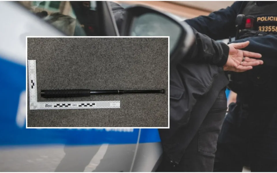 Mladý násilník s teleskopickým obuškem terorizoval okolí a napadal lidi, hrozí mnohaletý trest