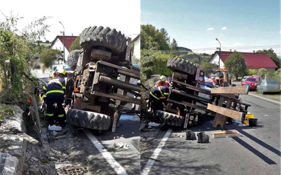 V kabině převráceného vysokozdvižného vozíku zůstal zaklíněný a zraněný řidič, hasiči ho museli vyprostit