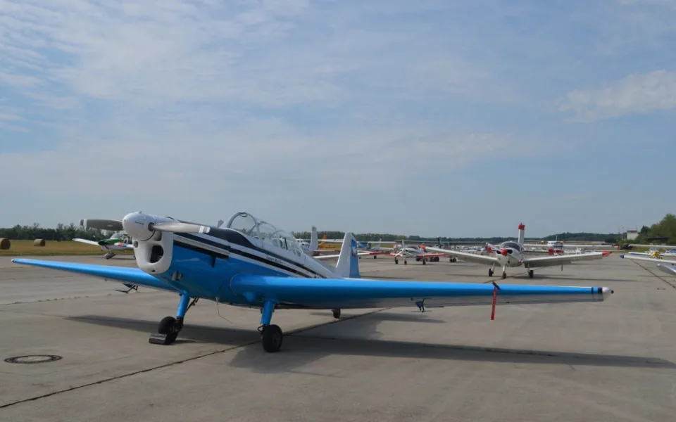 Snímek z protestní akce pilotů, kteří na dráhu v Líních vyskládali desítky leteadel
