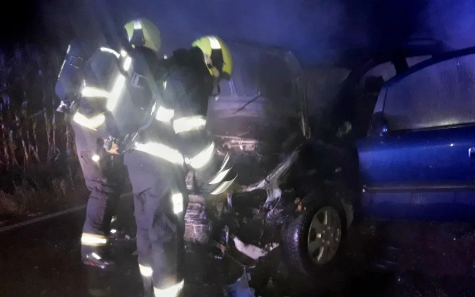 Hasiči likvidují požár automobilu, který začal hořet po střetu s divočákem