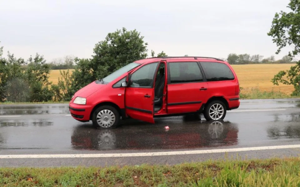Ujíždějící automobil s prostřílenými pneumatikami