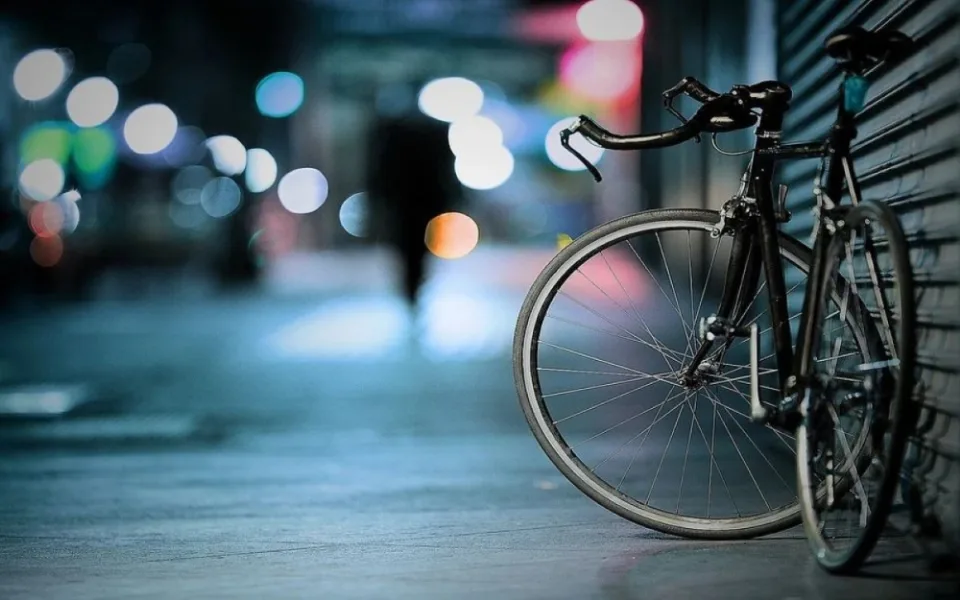 Muž ošetřoval po pádu z kola zraněnou kamarádku, mezitím mu za zády někdo sprostě ukradl jeho bicykl