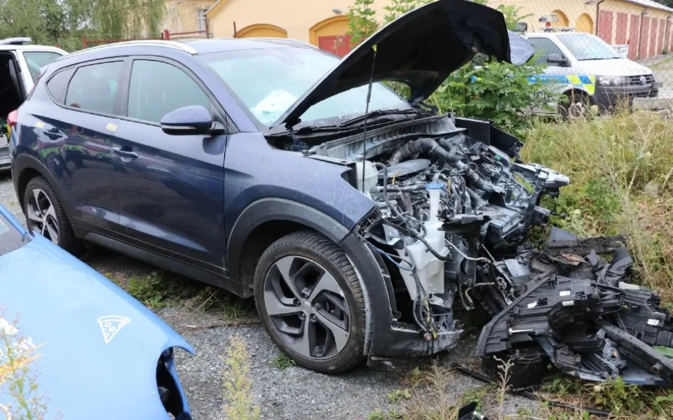 Takto skončil při policejní honičce po nárazu do stromu odcizený automobil