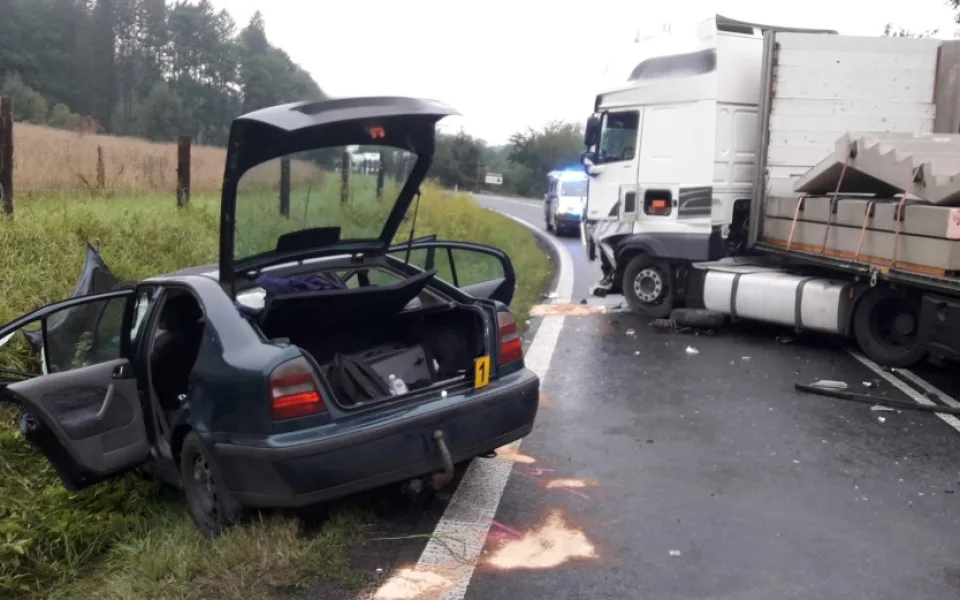 U nechvalně proslulé odbočky se zranilo pět osob při střetu osobáku s náklaďákem