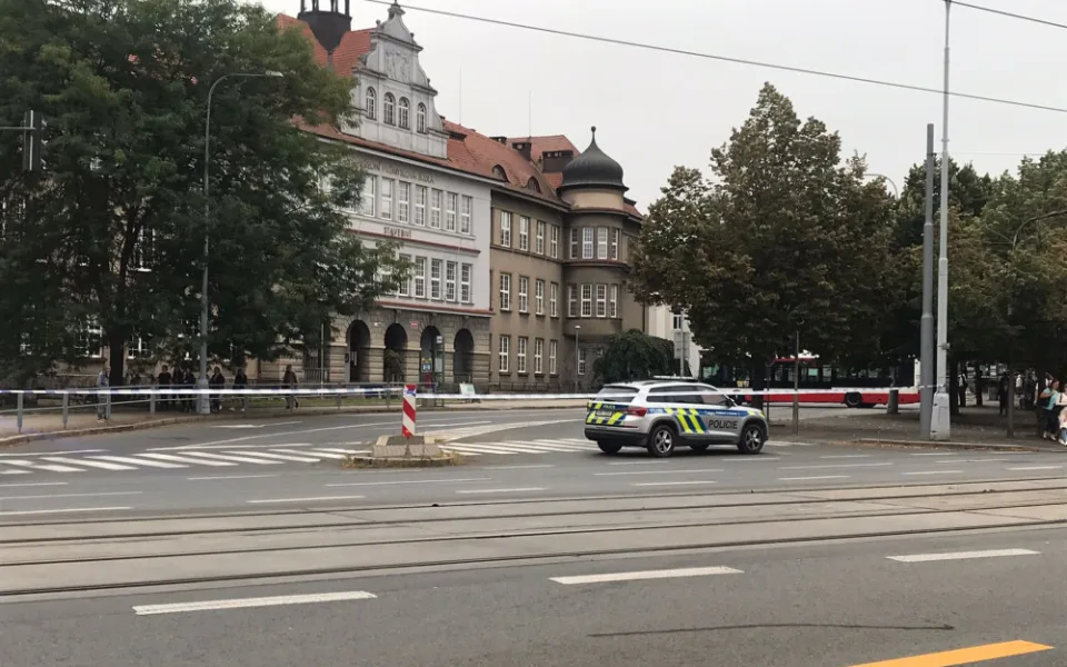 Policejní páskou bylo uzavřeno široké okolí soudního areálu
