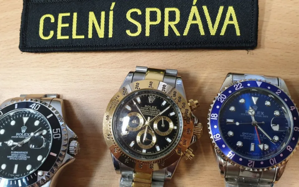 Do drtičky půjdou padělky luxusních hodinek značky Rolex, celníci je zabavili při razii na tržnici