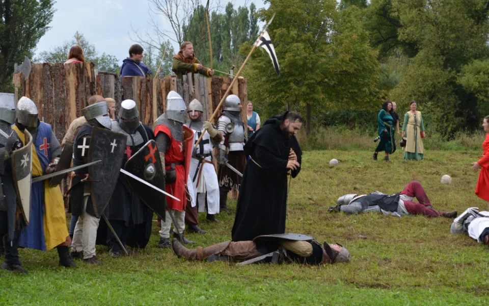 Avizovaná pompézní akce skončila totálním fiaskem, Templářský víkend naštval diváky i trhovce