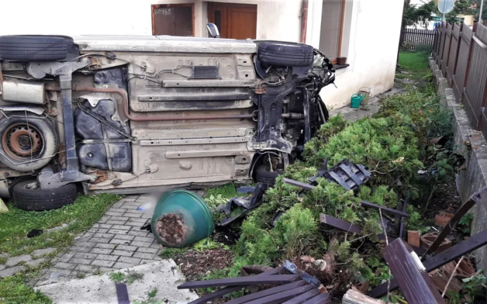Auto vletělo do dvora domu a přistálo na boku. Záchranáři upozorňují na alarmující nárůst vážných nehod