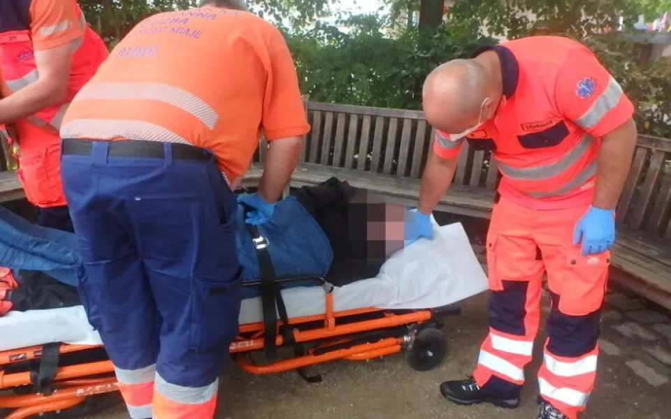 Muž ležel na lavičce v parku ve velmi nepřirozené poloze, strážnici z něj cítili silný odér alkoholu