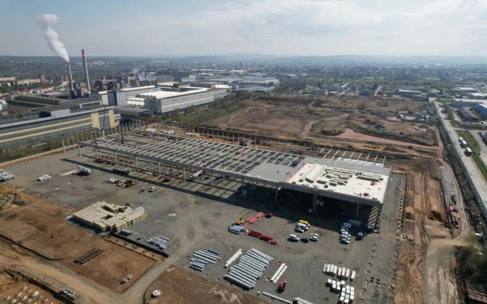 Na Borských polích v Plzni roste nová moderní továrna. Vynikat má svými vlastnostmi i designem. Foto pochízí z jara letošního roku, kdy stavba teprve začínala.