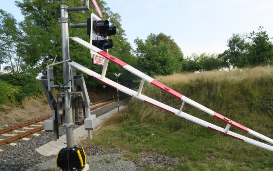 Řidič prorazil železniční závory a od nehody ujel, policie hledá svědky