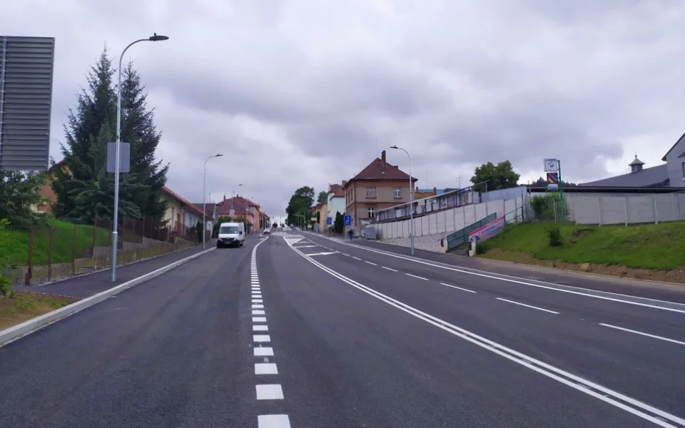 Poškozený úsek u železničního podjezdu se už podařilo opravit. Tato fotografie ale pochází z doby ještě před poškozením vozovky