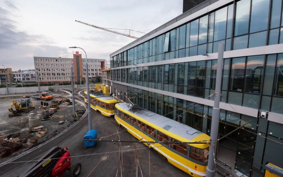 Hotová je další část nové vozovny tramvají, která postupně vzniká v Plzni za 1,7 miliardy korun