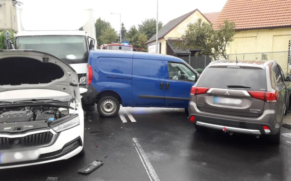 Hromadná nehoda pěti vozidel na silnici I/27, srazily se tam čtyři osobáky a jeden náklaďák