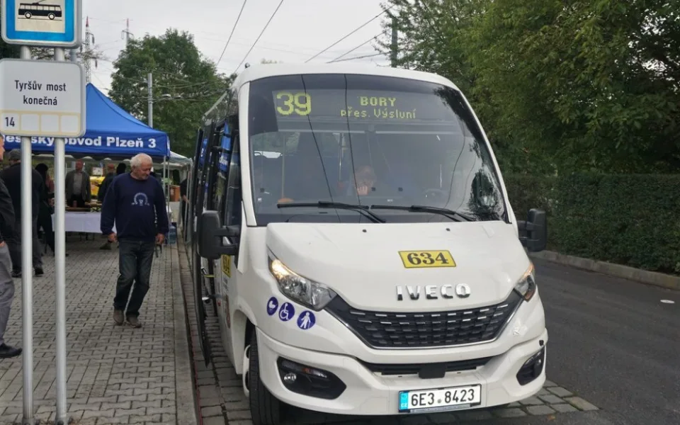 Městskou dopravu v úzkých uličkách na Výsluní bude po dvou letech zajišťovat větší autobus