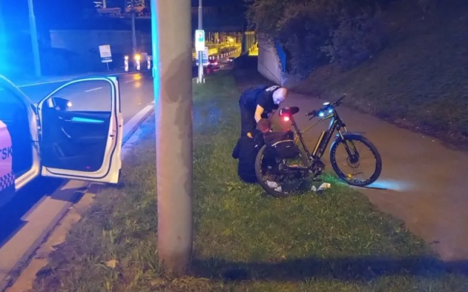 Opilému cyklistovi se do cesty připletl sloup, rozbil si o něj hlavu