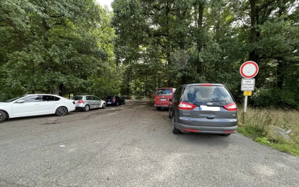 Kvůli vašim autům se nedostaneme do lesů, zlobí se městští lesníci na houbaře
