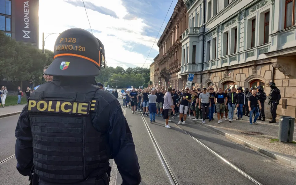 Centrem Plzně prošli italští fanoušci Interu Milán pod dohledem policejních těžkooděnců