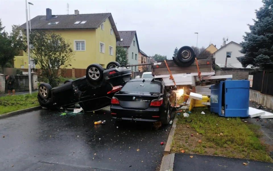 Po hrozivém střetu tří vozidel přistálo jedno z nich převrácené na střechu i s připojeným vozíkem