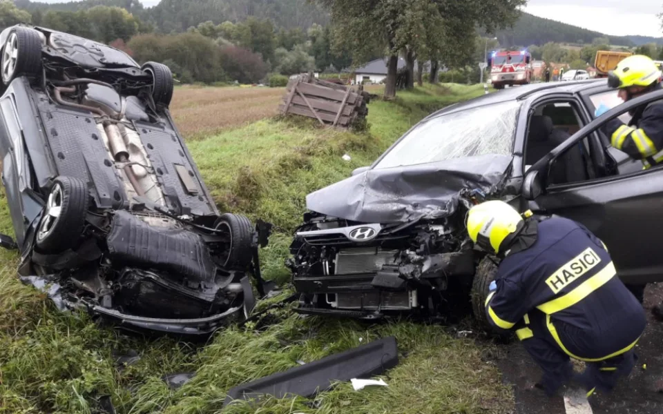 Dva osobní automobily se střetly na silnici poblíž Rabí na Klatovsku