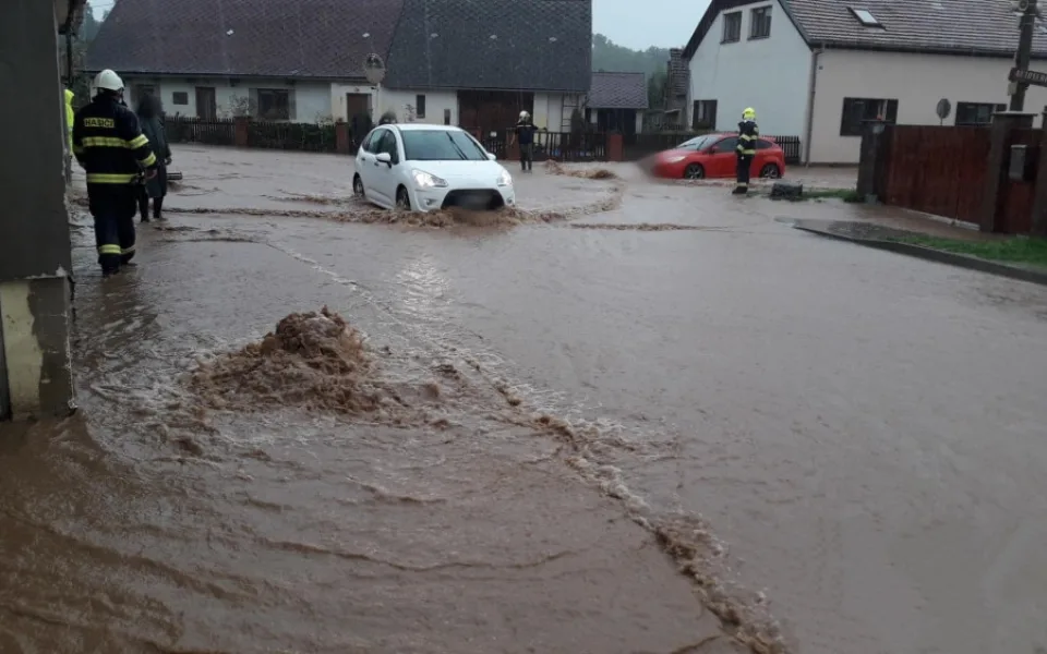 Intenzivní deště zvedly hladinu vody v řece Klabavě, rozvodněný tok zaplavil silnice