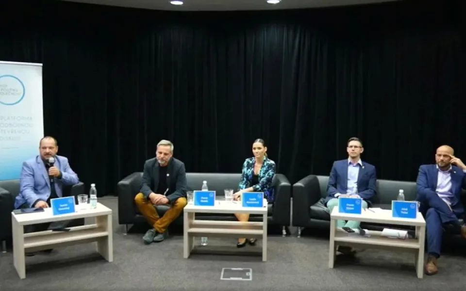 Zleva moderátor Jonáš Novotný, Pavel Bosák, Lucie Kantorová, Pavel Kotas a Aleš Tolar