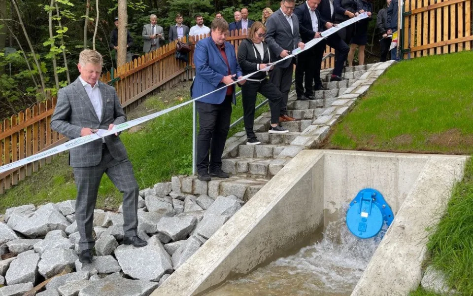 Do vysychajícího Boleváku začala proudit voda z řeky Berounky, denně tam přiteče objem 250 cisteren