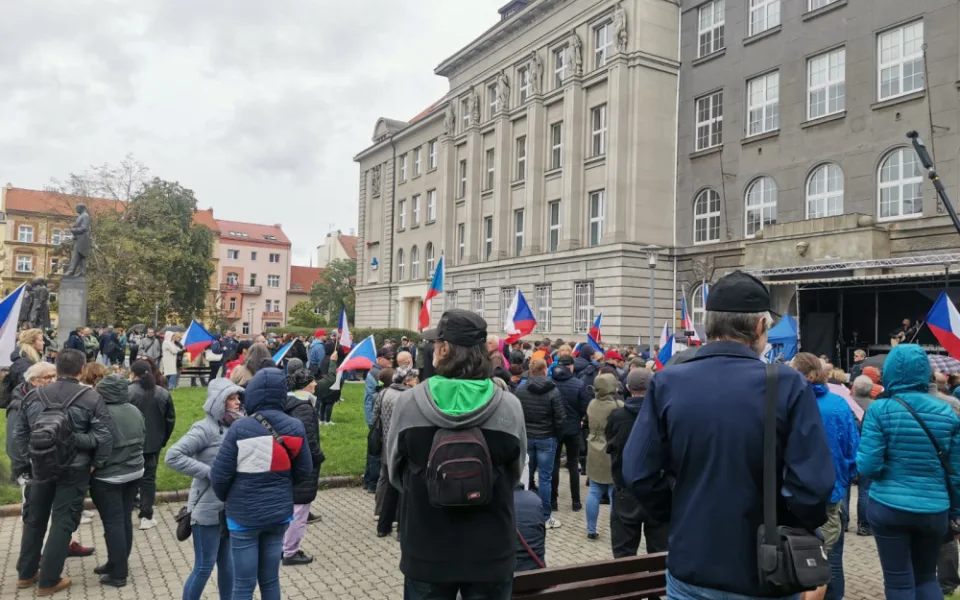Proti vládě premiéra Petra Fialy protestovalo v Plzni asi 250 osob, požadovali její demisi